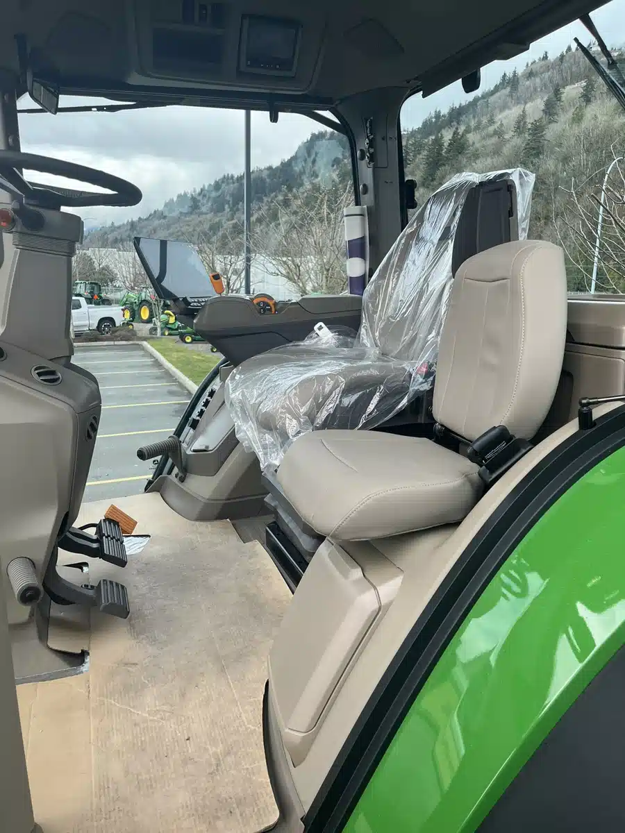 Gallery image 2 for Used 2024 John Deere 7R 250 Tractor