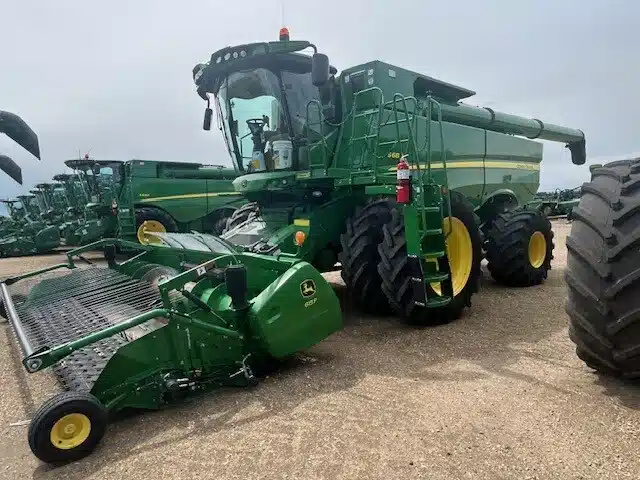 Gallery image 1 for Used 2017 John Deere S690 Combine