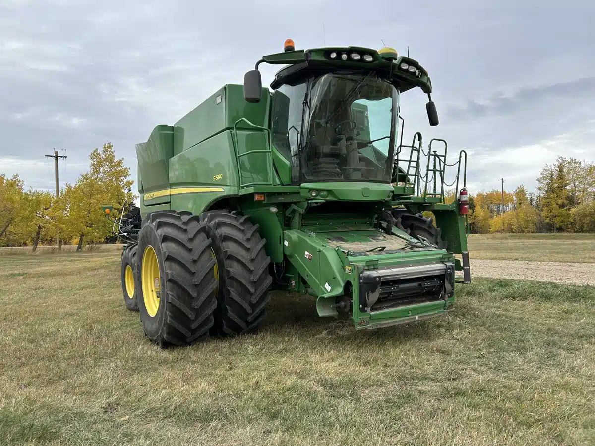 Gallery image 2 for Used 2017 John Deere S690 Combine