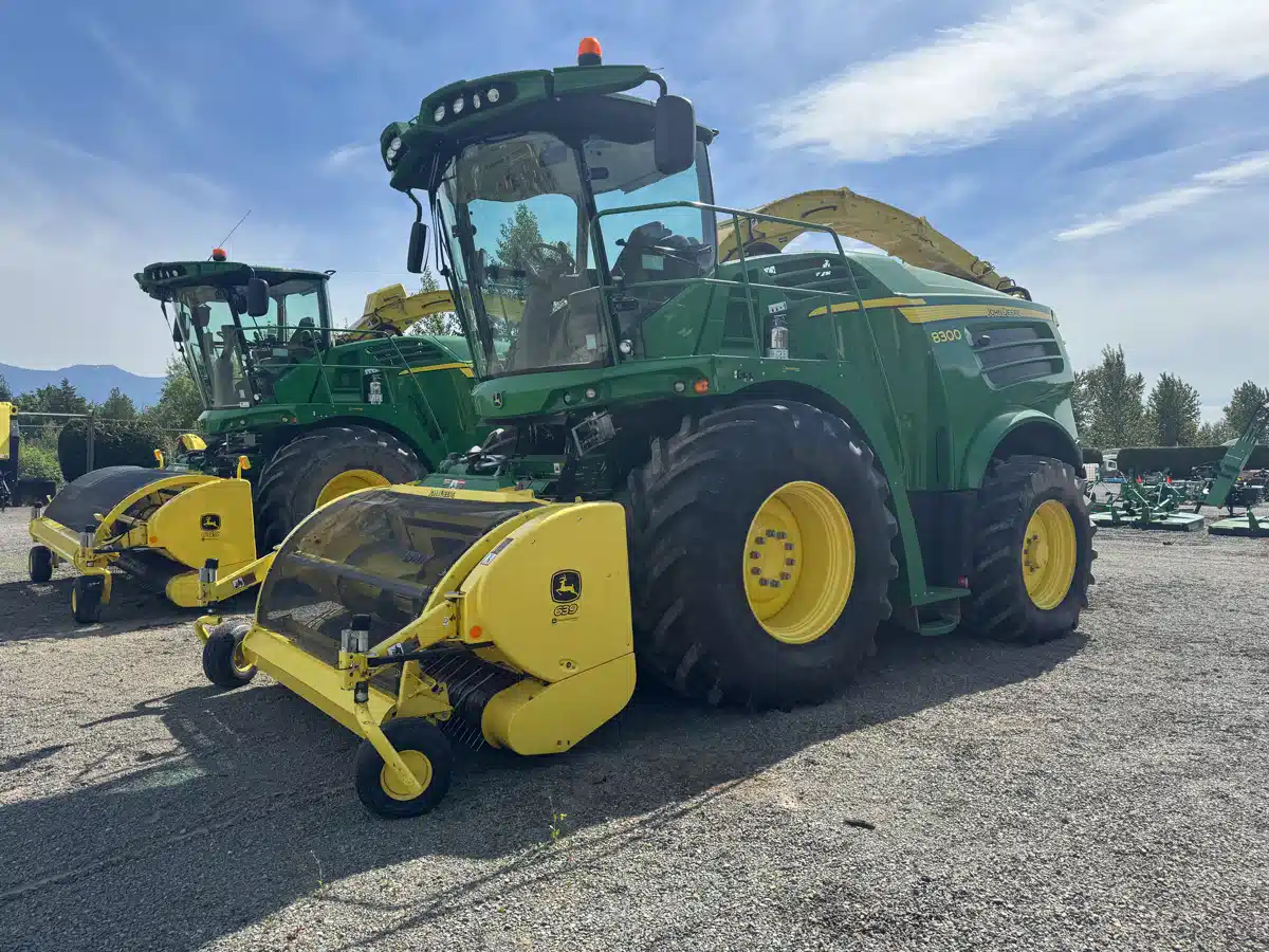 Gallery image 2 for Used 2016 John Deere 8300 Forage Harvester