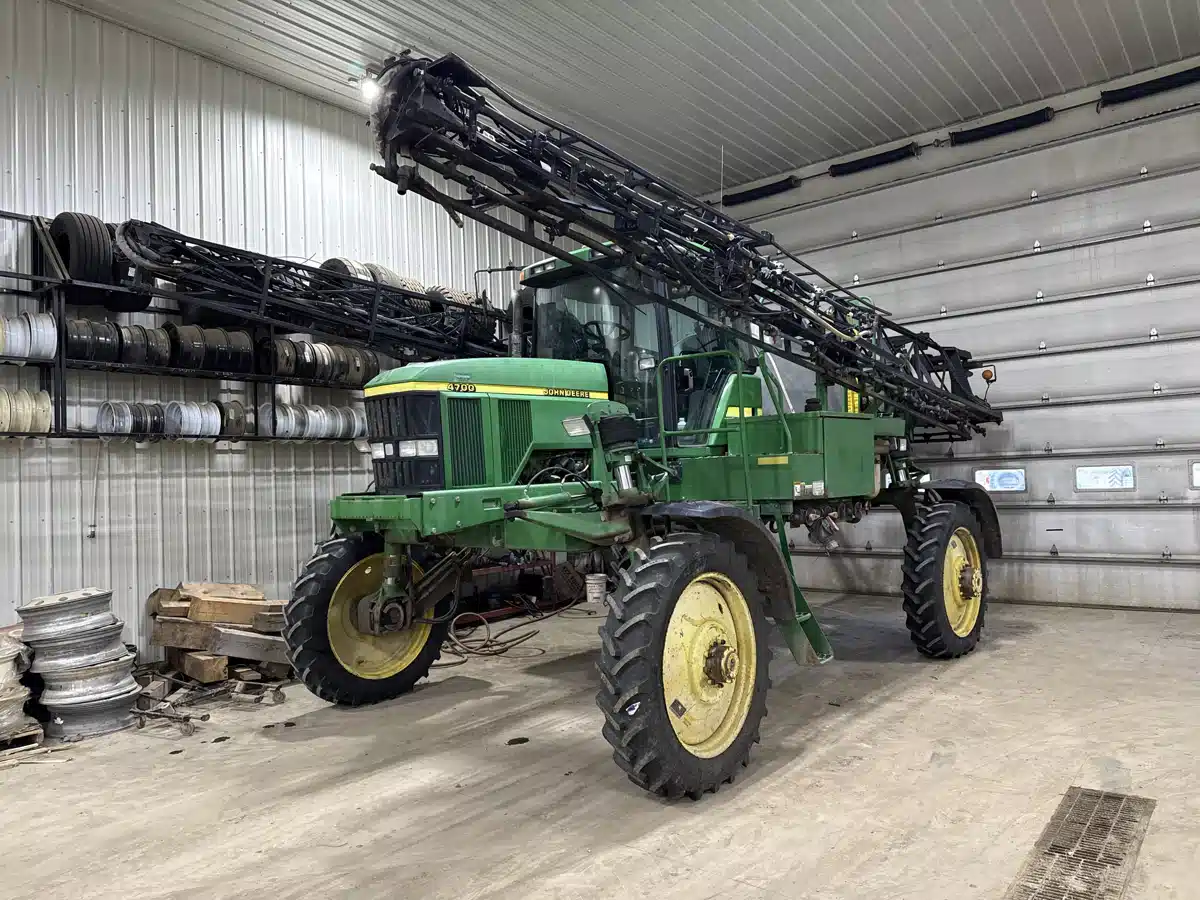 Gallery image 2 for Used 2000 John Deere 4700 Sprayer - Self Propelled