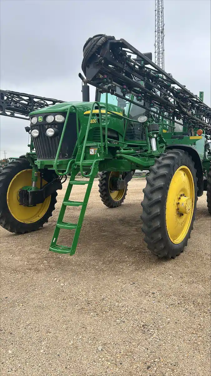 Gallery image 2 for Used 2013 John Deere 4830 Sprayer - Self Propelled