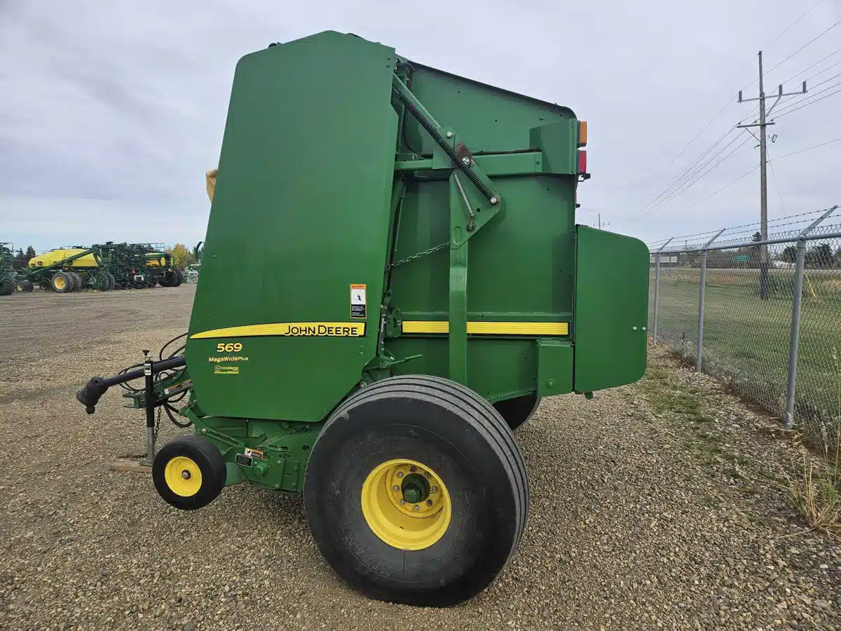 Gallery image 2 for 2014 John Deere 569 Round Baler