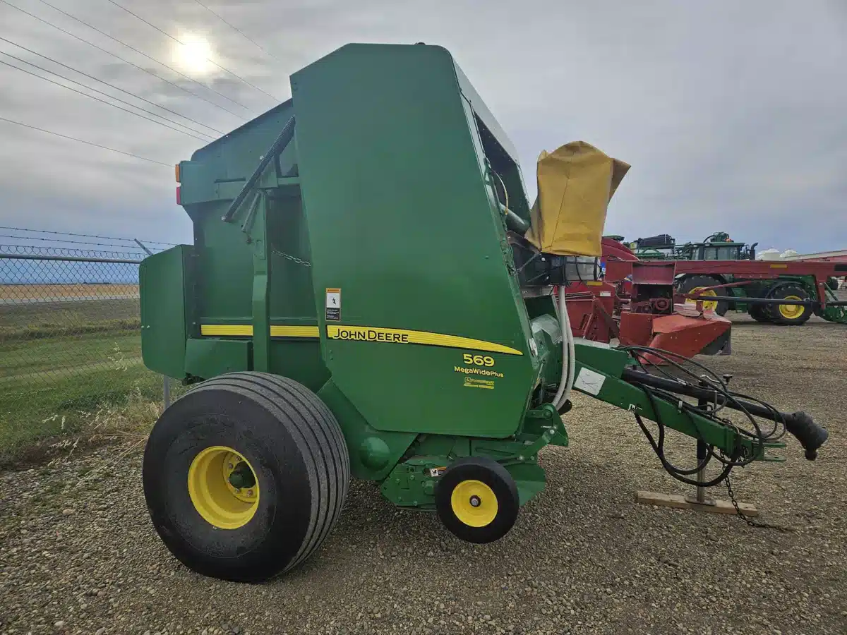 Gallery image 1 for 2014 John Deere 569 Round Baler