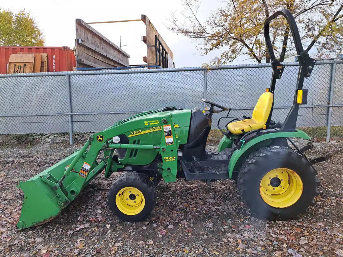Gallery image 2 for 2011 John Deere 2320 Tractor