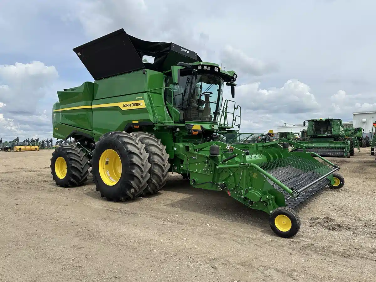 Gallery image 1 for 2025 John Deere S7 800 Combine