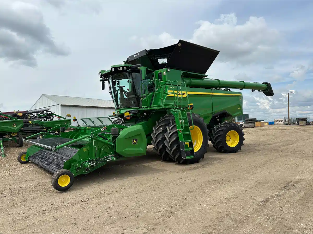 Gallery image 2 for 2025 John Deere S7 900 Combine
