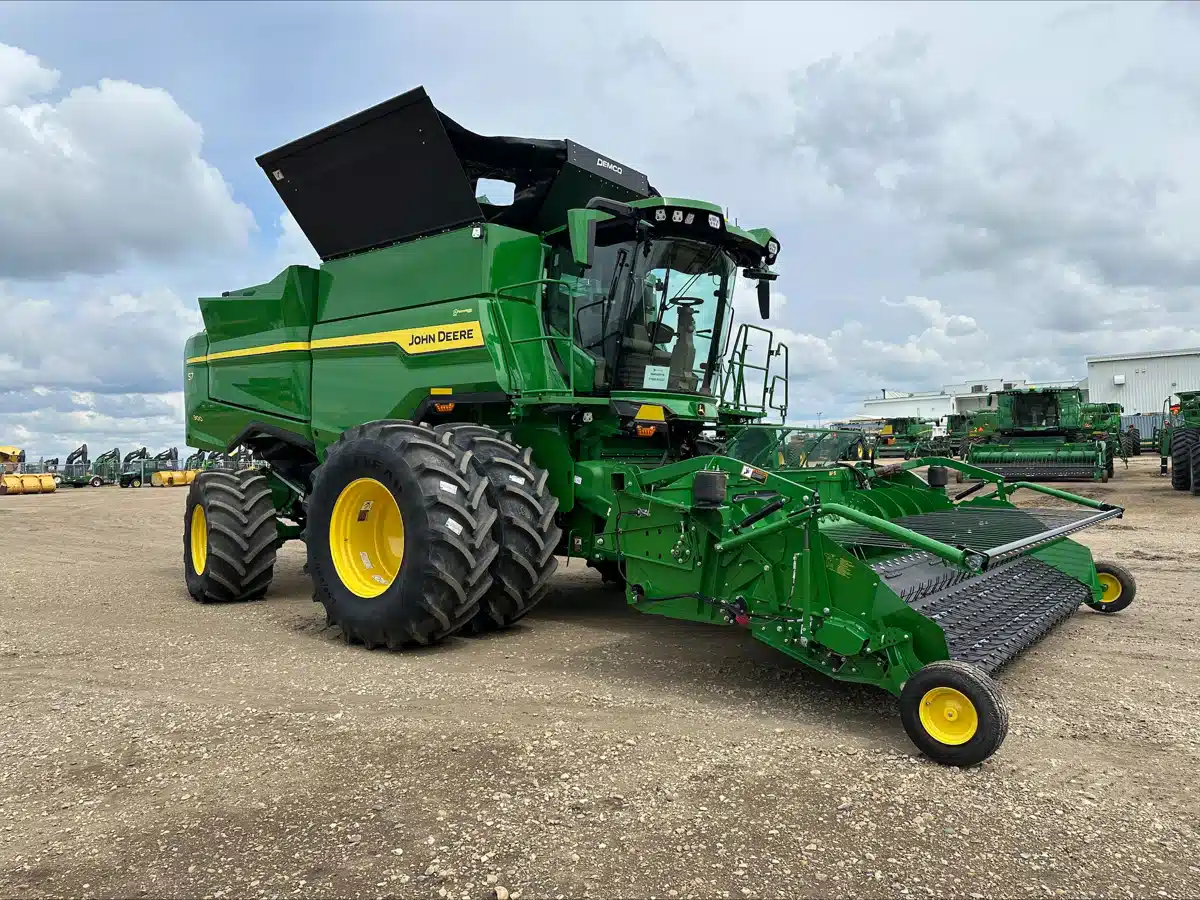 Gallery image 1 for 2025 John Deere S7 900 Combine
