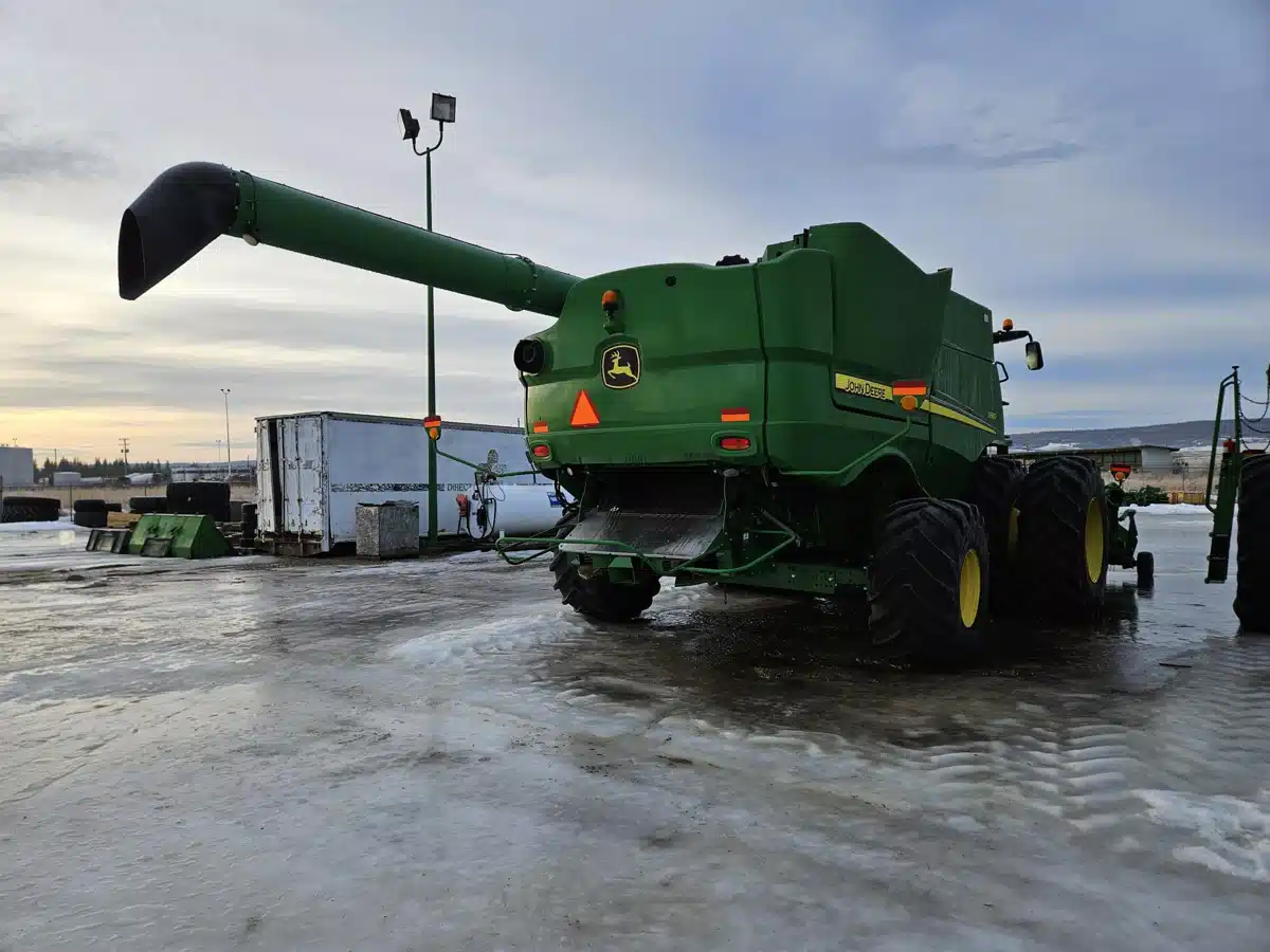 Gallery image 2 for 2015 John Deere S680 Combine