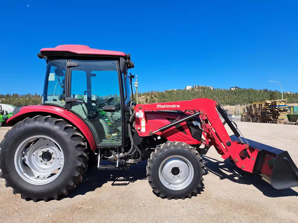 Photo de la Galerie 2 pour 2021 Mahindra 2670 Tracteur