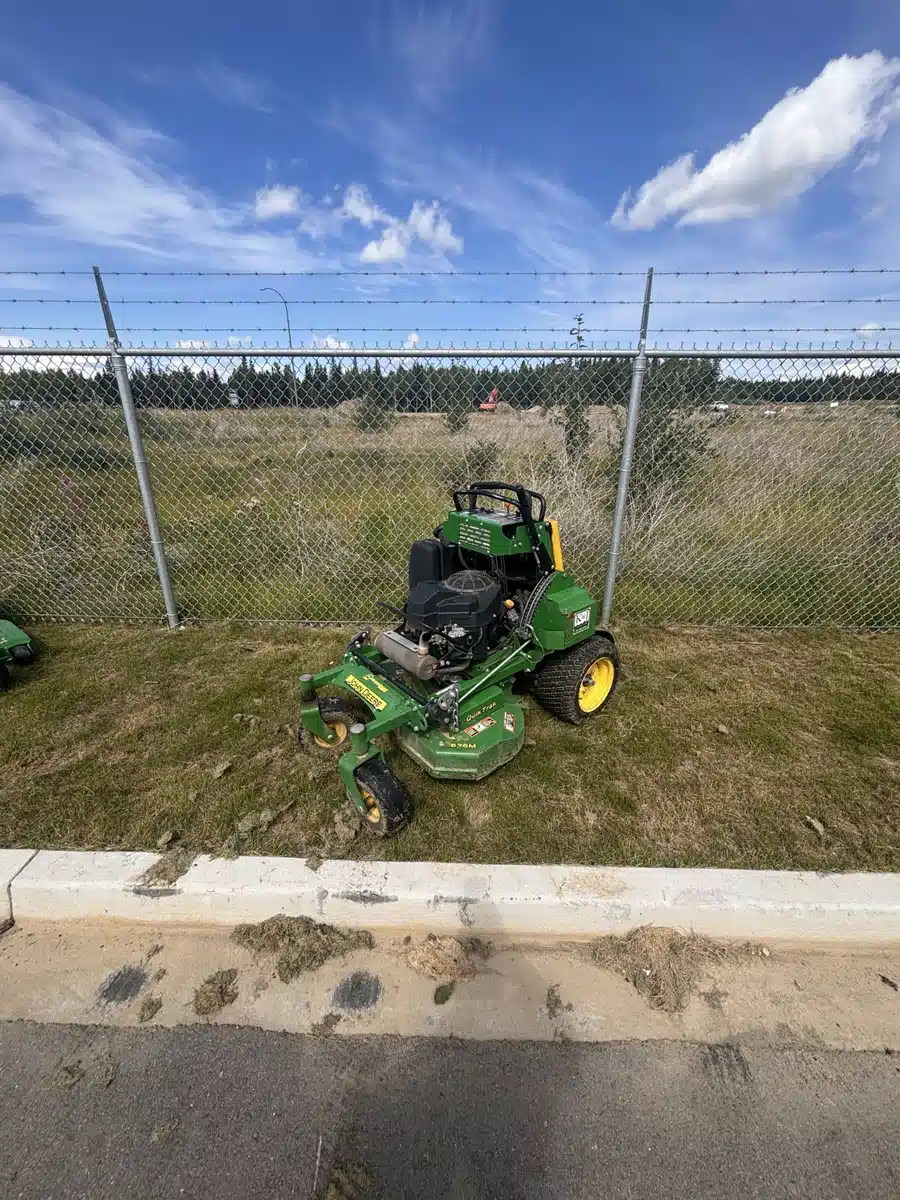 Photo de la Galerie 1 pour 2021 John Deere 636M Tondeuse à rayon de braquage zéro