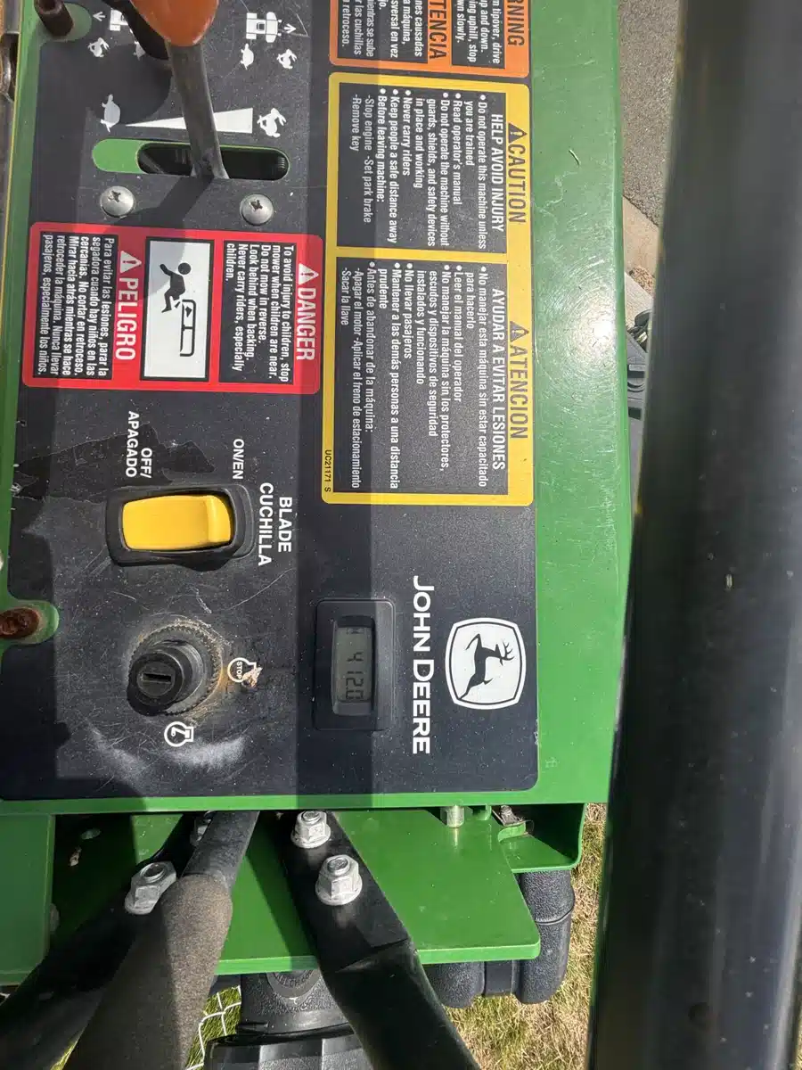 Photo de la Galerie 2 pour 2021 John Deere 636M Tondeuse à rayon de braquage zéro