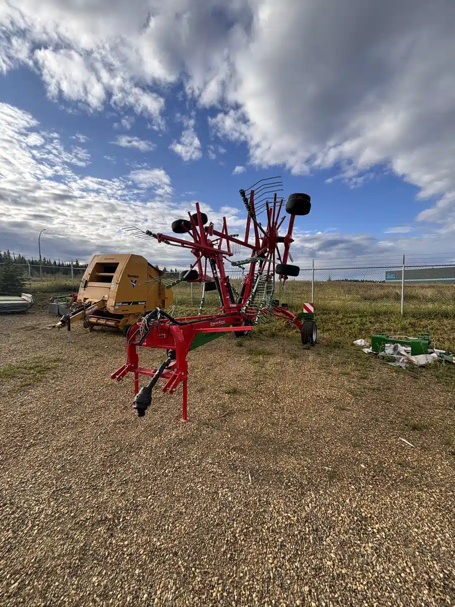 Photo de la Galerie 2 pour 2023 Buhler Farm King RR7700FK râteau
