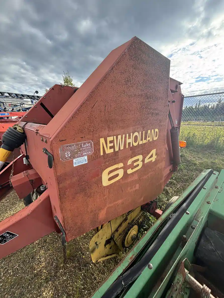 Gallery image 1 for 1998 New Holland 634 Round Baler