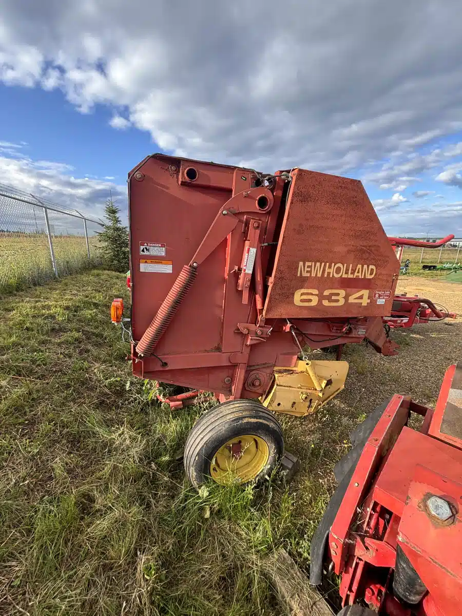 Gallery image 2 for 1998 New Holland 634 Round Baler