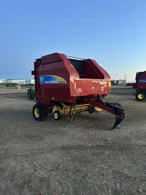 Gallery image 2 for 2010 New Holland RB7090 Round Baler