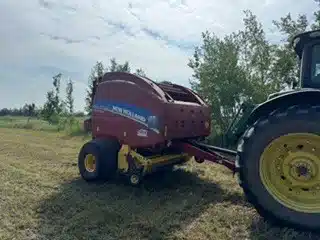 Gallery image 1 for 2016 New Holland ROLL-BELT 560 Round Baler
