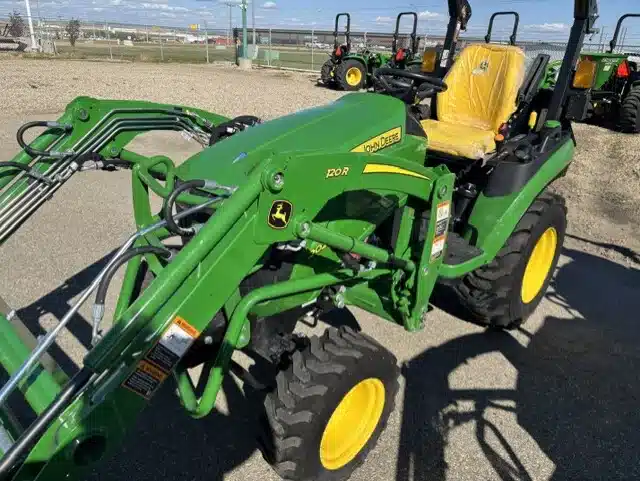 Photo de la Galerie 2 pour 2024 John Deere 2025R Tracteur