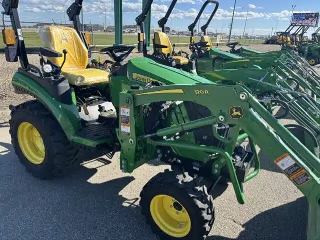 Photo de la Galerie 1 pour 2024 John Deere 2025R Tracteur
