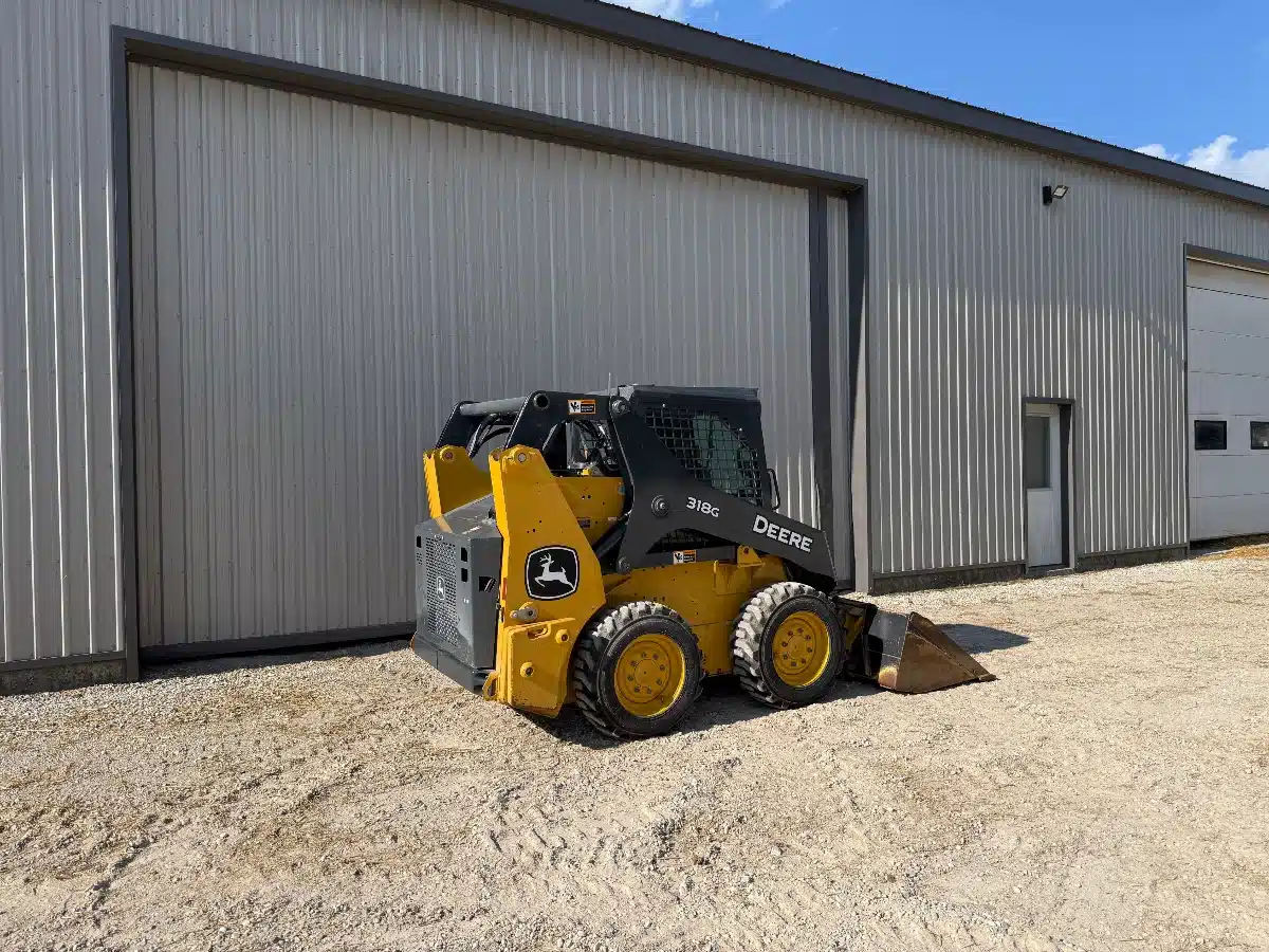 Photo de la Galerie 2 pour 2023 John Deere 318G chargeuse à direction à glissement