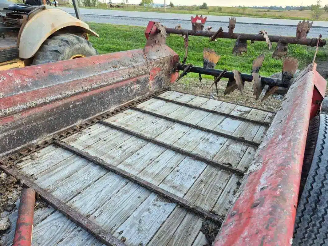 Gallery image 2 for Used 1986 New Holland 514 Manure Spreader