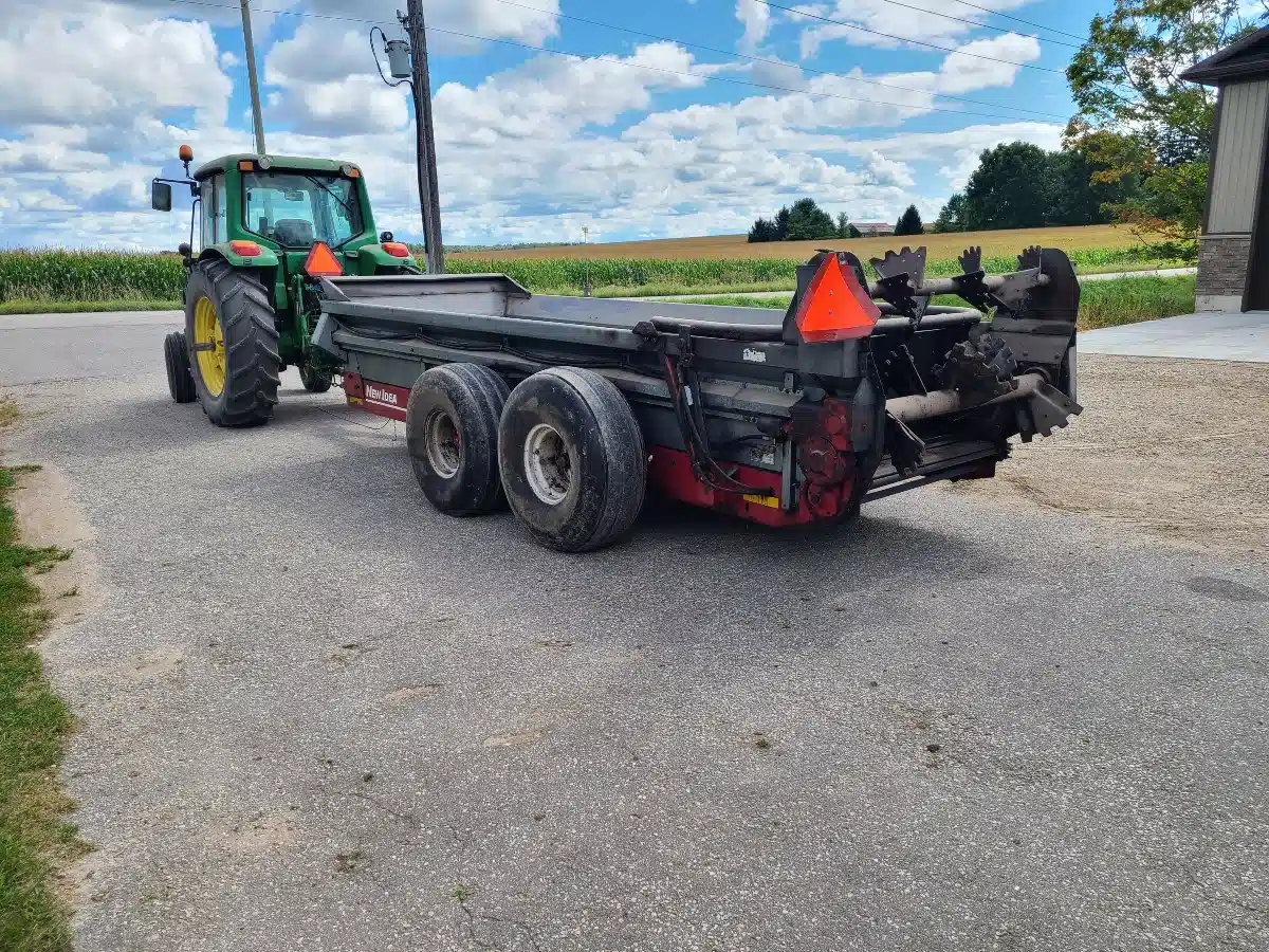 Gallery image 1 for Used New Idea 3732 Manure Spreader