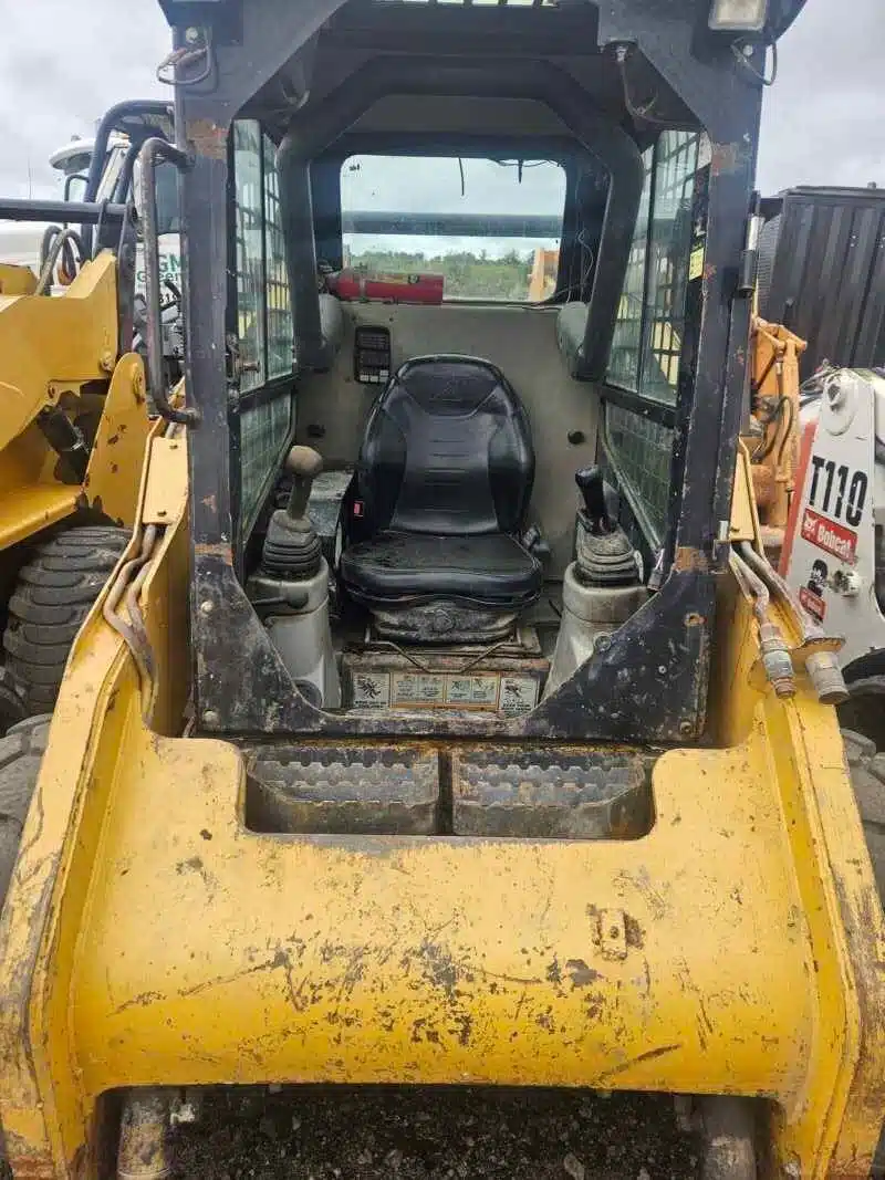 Gallery image 2 for Used 2004 Caterpillar 232 Skid Steer