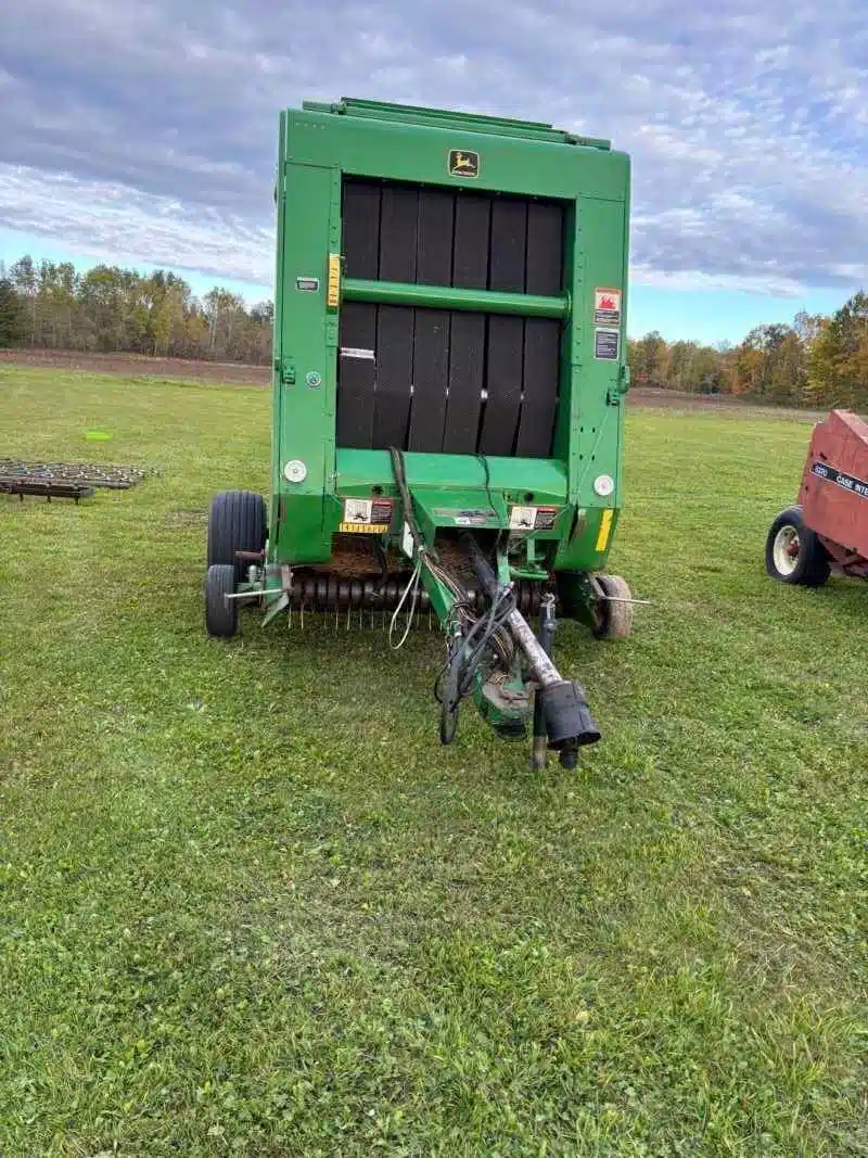 Gallery image 2 for Used John Deere 466 Round Baler
