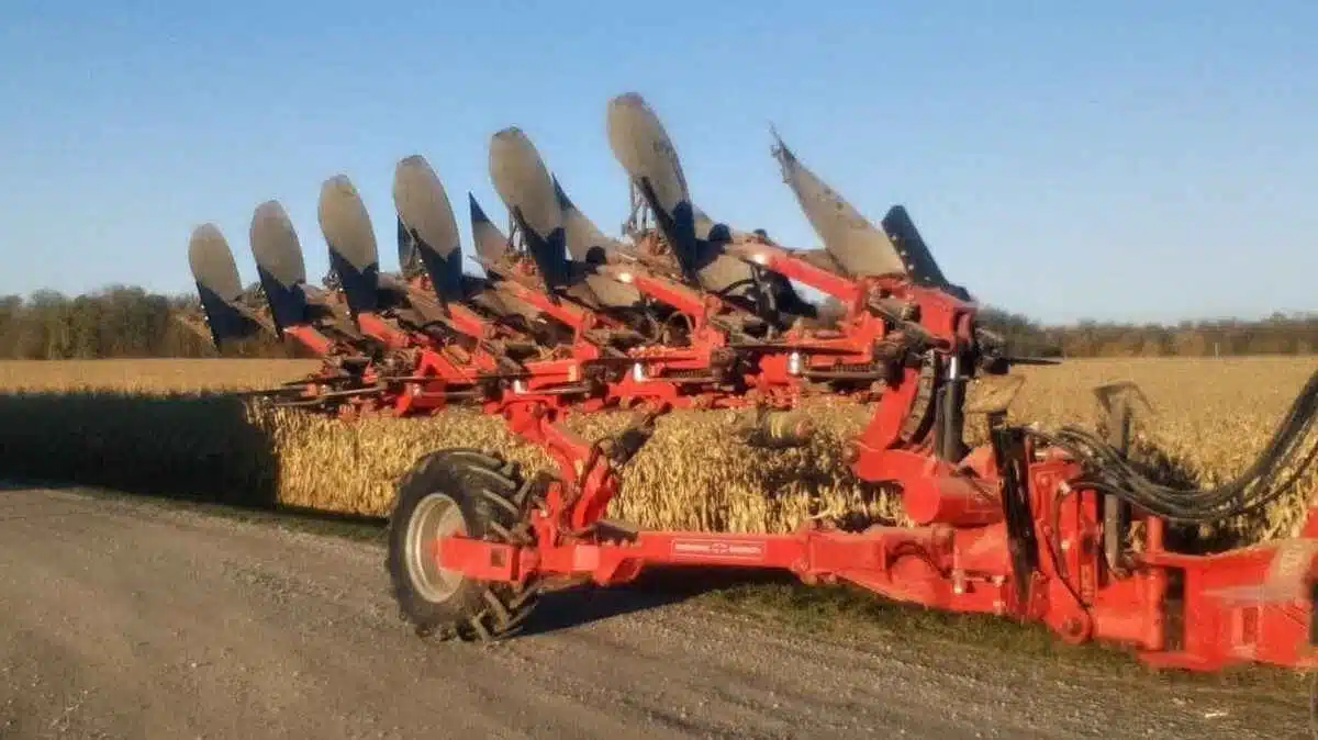 Used 2017 Gregoire-Besson 6 furrow rollover plow Plow