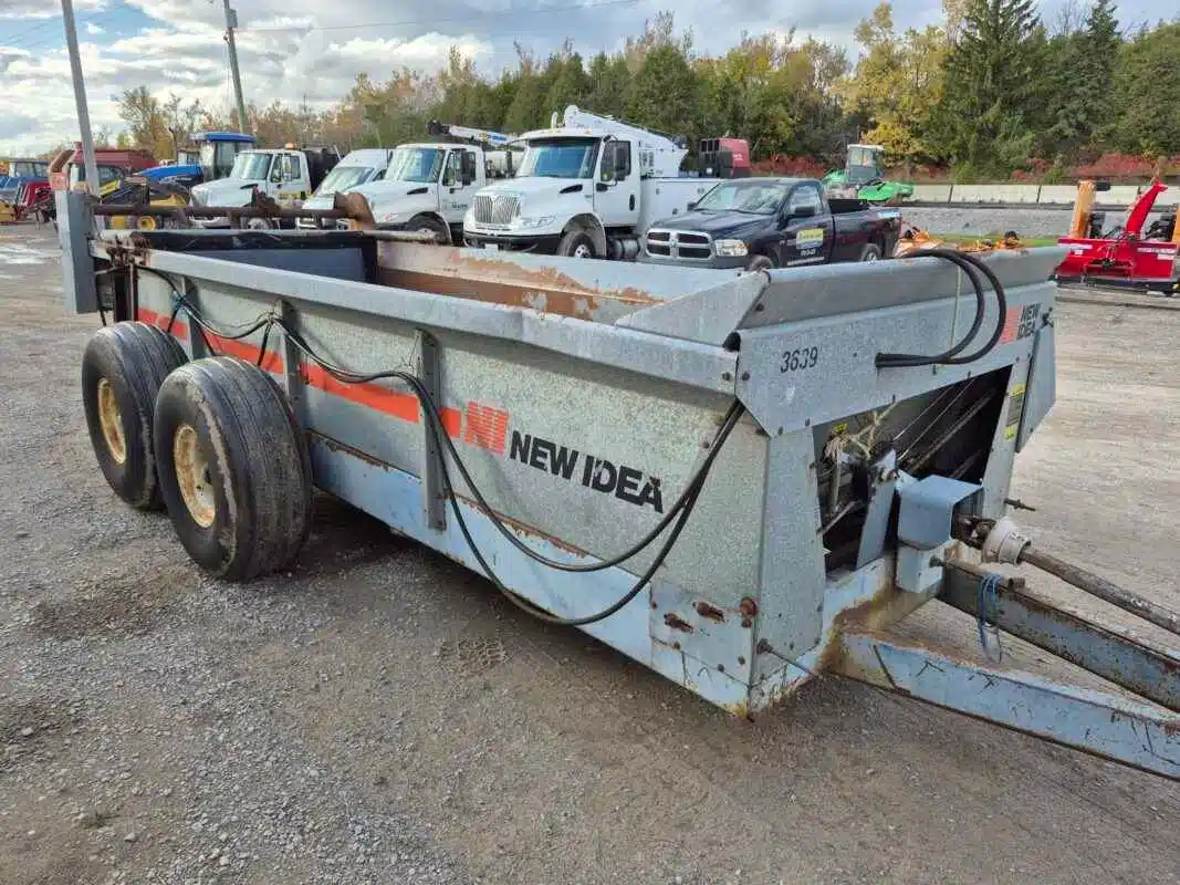 Used New Idea 3639 Manure Spreader