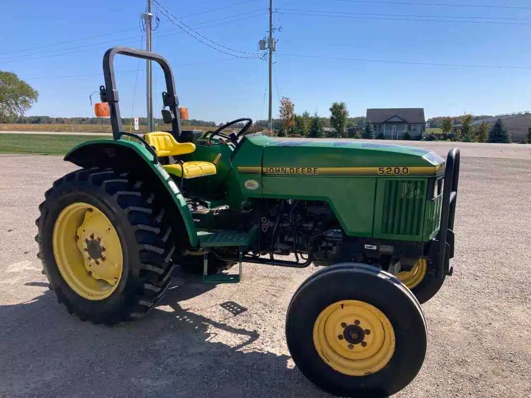 Gallery image 2 for 1994 John Deere 5200 Tractor