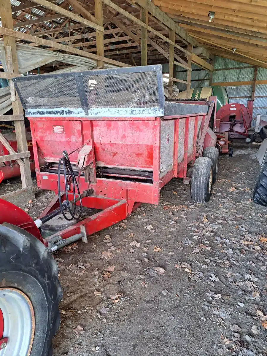 International 570 Manure Spreader