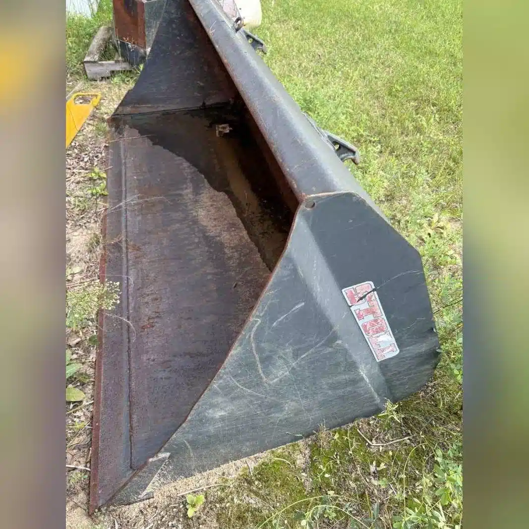 Photo de la Galerie 1 pour 7 ft quick hitch Stoll bucket for a F220 loader Accessoires