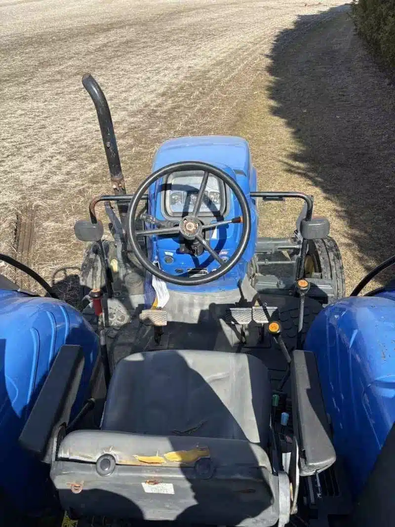 Gallery image 2 for New Holland TD95A Tractor