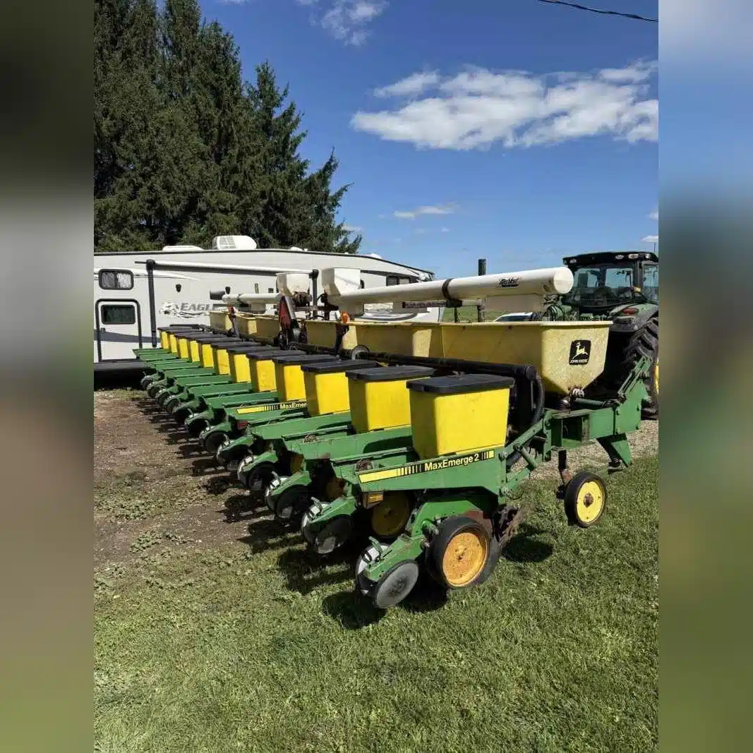Gallery image 1 for John Deere 7200 Planter
