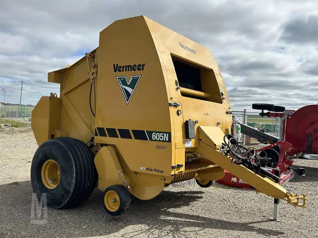 Gallery image 1 for New 2024 Vermeer 605N Round Baler