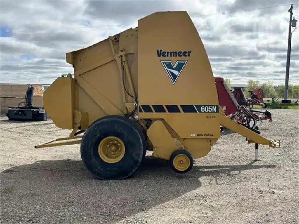 Gallery image 2 for New 2024 Vermeer 605N Round Baler