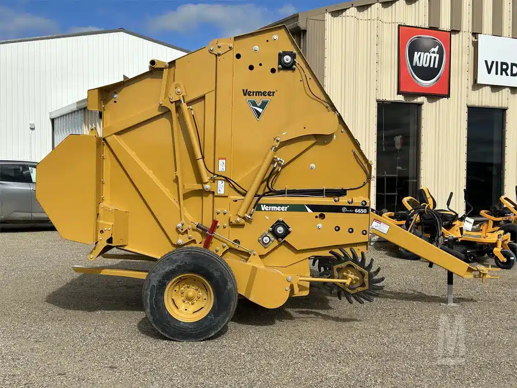 Gallery image 2 for New 2023 Vermeer 6650 Round Baler
