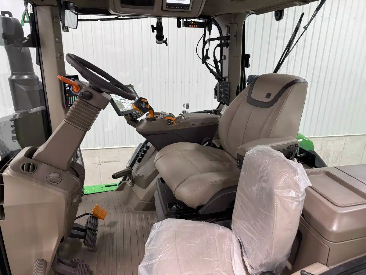 Gallery image 2 for Used 2024 John Deere 8R 370 Tractor