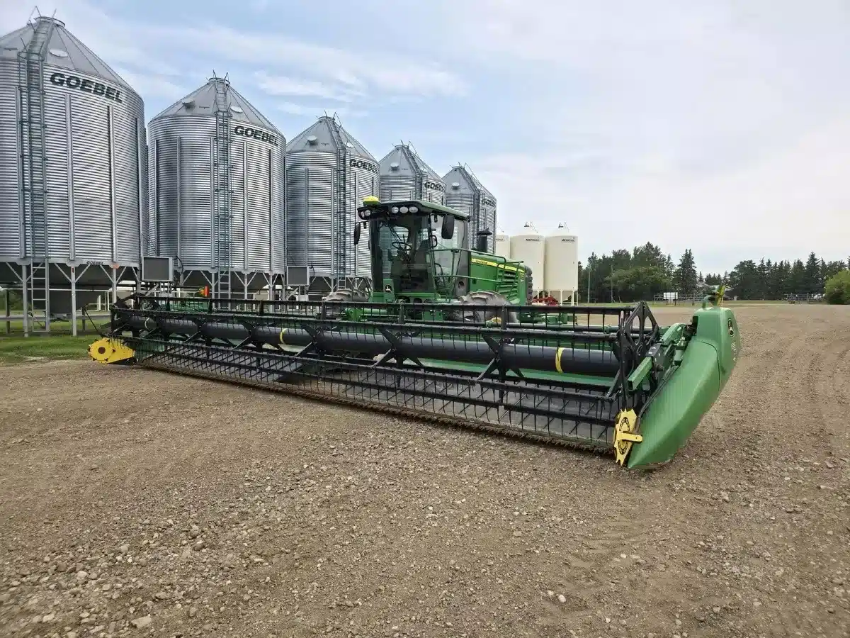Photo de la Galerie 1 pour 2012 John Deere D450 Andaineur