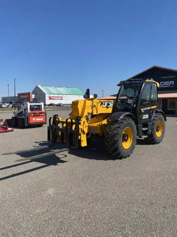 Gallery image 1 for Used 2025 JCB Agriculture Telescopic Handlers 560-80 Agri Scissor Lift