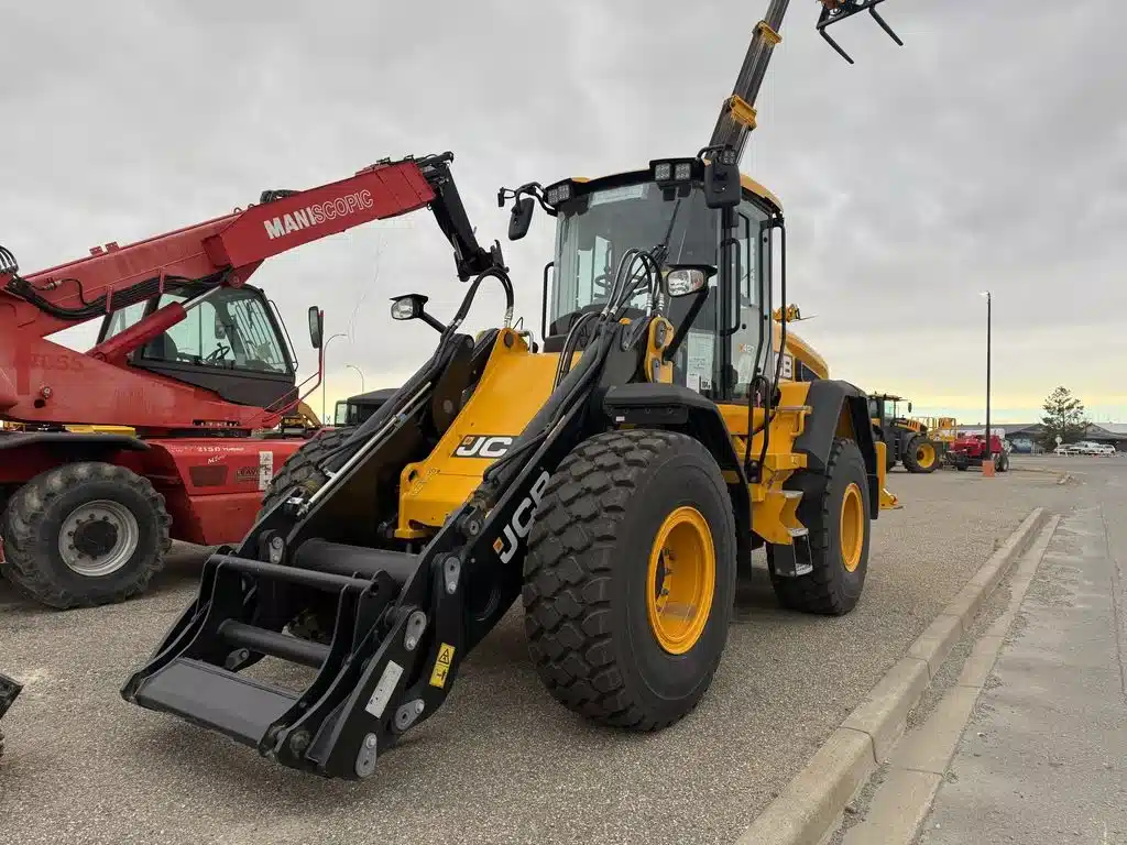 Gallery image 2 for New 2025 JCB Agriculture Wheel Loaders 427 AGRI Wheel Loader