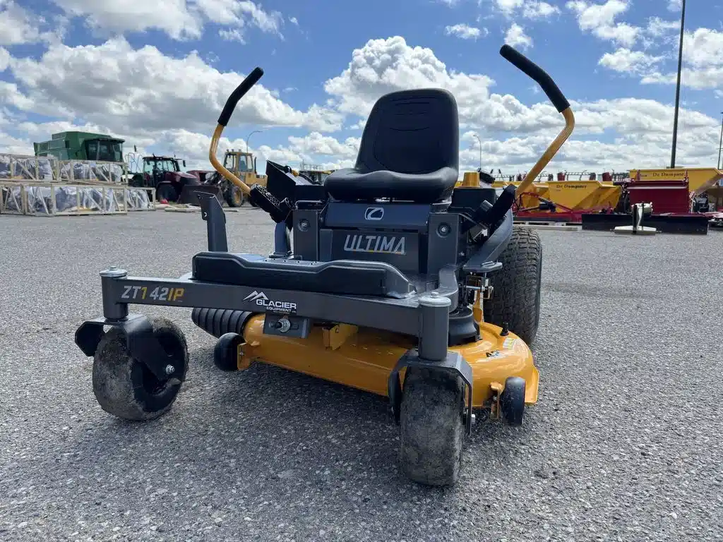 Photo de la Galerie 1 pour 2026 Cub Cadet ZT1 42IP Tondeuse à rayon de braquage zéro