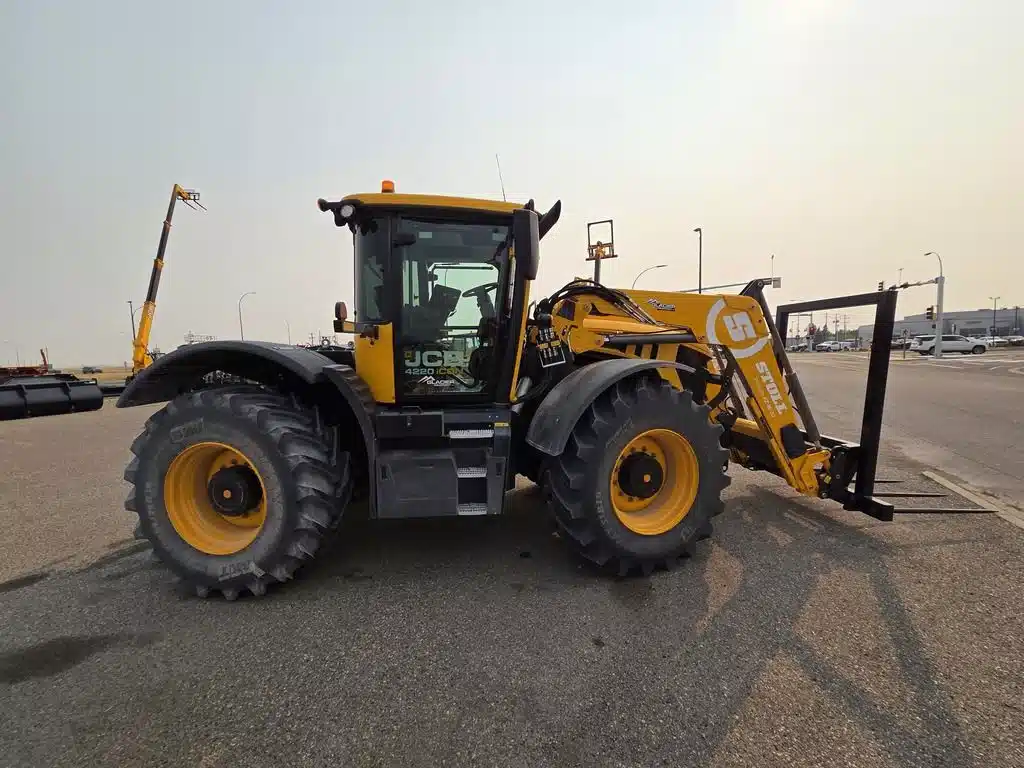 Gallery image 2 for 2026 JCB Agricultural Tractors 4000 Series Tractor