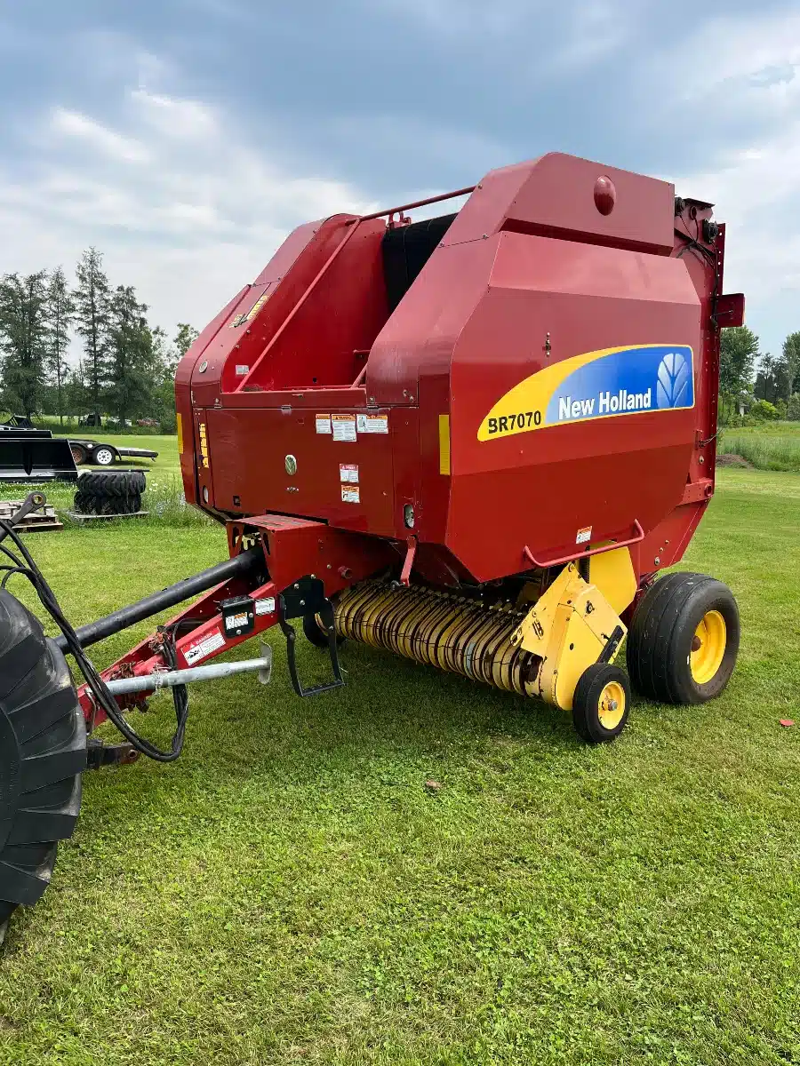 Gallery image 1 for Used 2011 New Holland BR7070 Round Baler