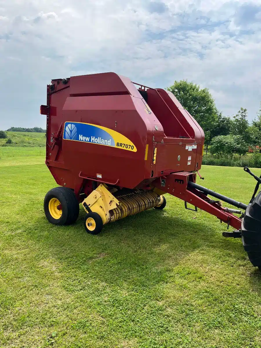Gallery image 2 for Used 2011 New Holland BR7070 Round Baler
