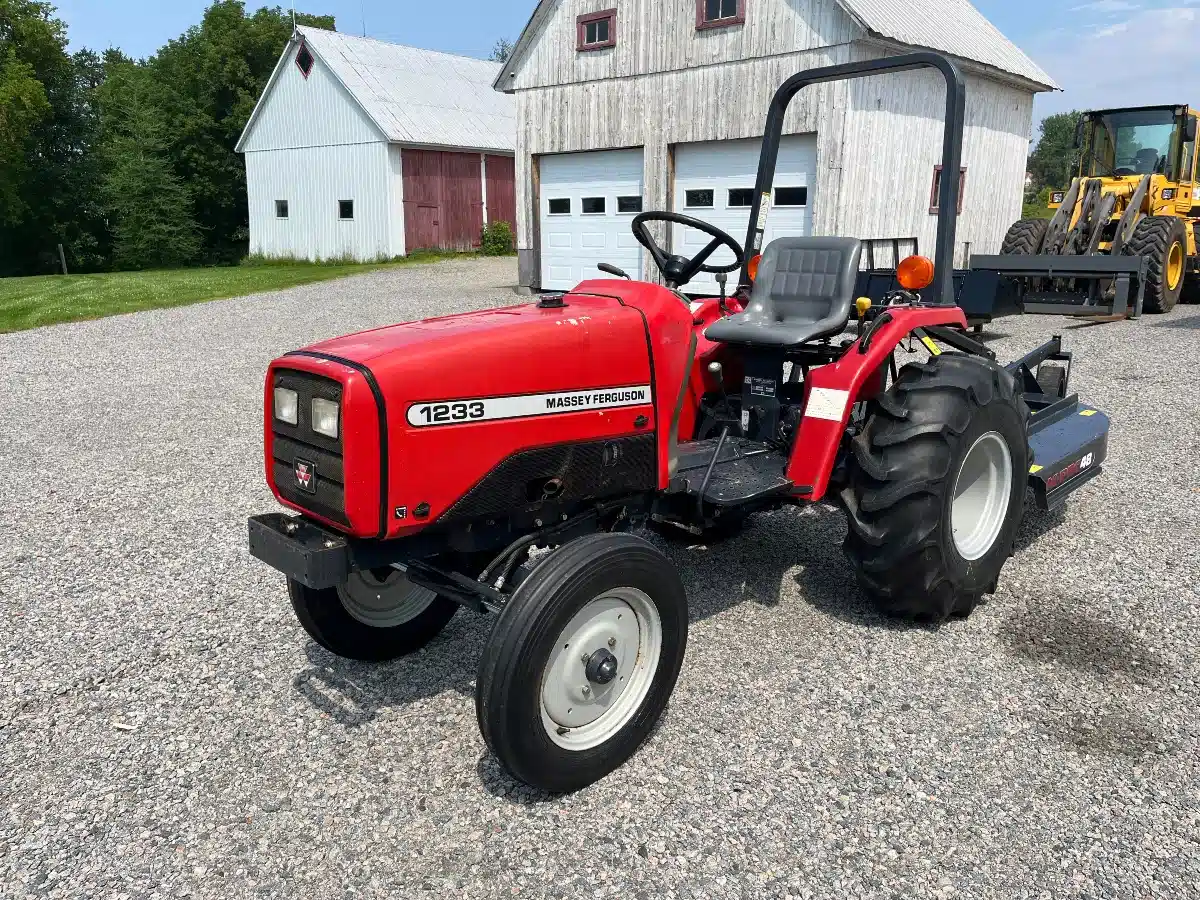 Gallery image 1 for Used 2000 Massey Ferguson 1233 Tractor