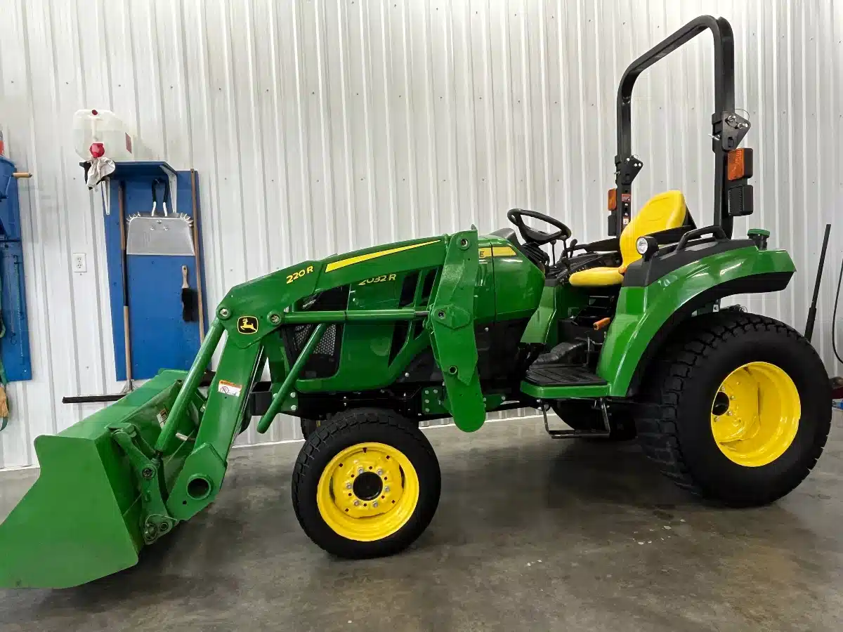 2019 John Deere 2032R Tractor