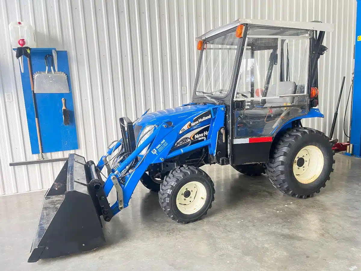 Gallery image 1 for 2006 New Holland TC26DA Tractor