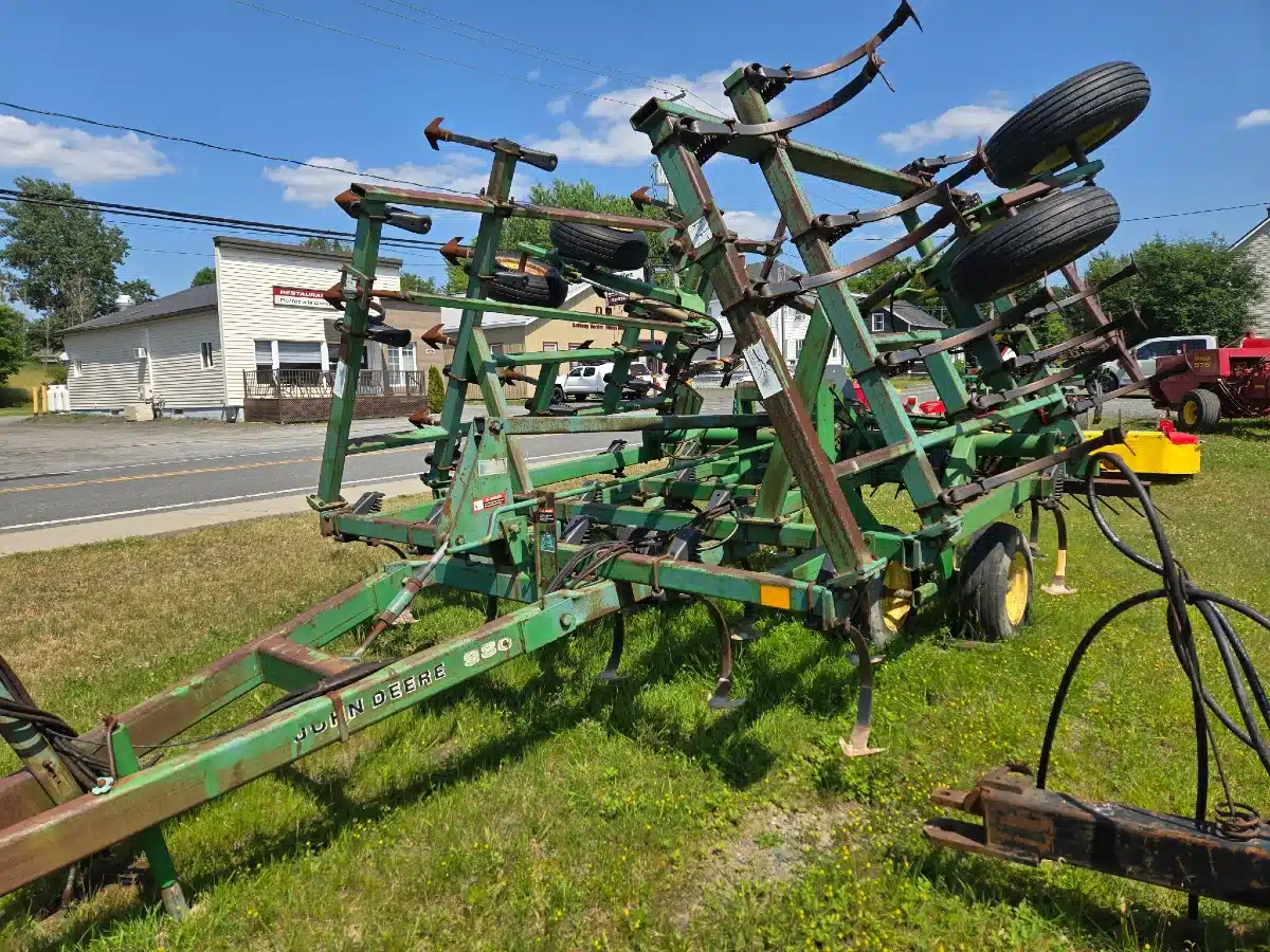 Gallery image 1 for John Deere 980 Cultivator